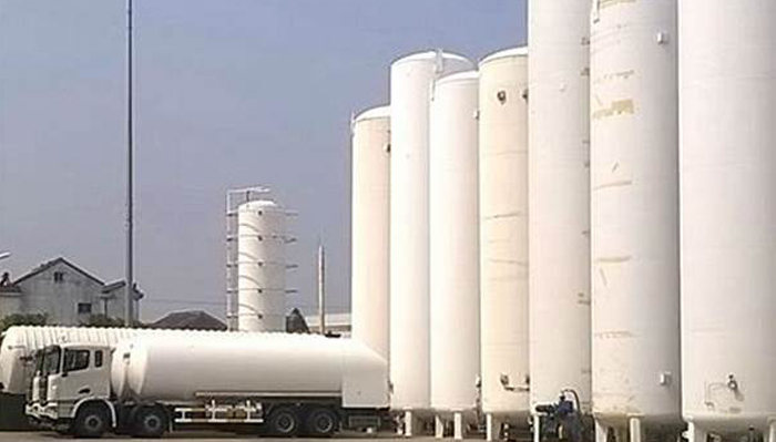 Liquid cryogenic tank