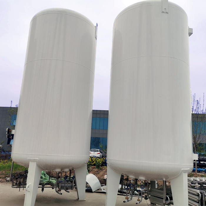 Vertical liquid carbon dioxide storage tank