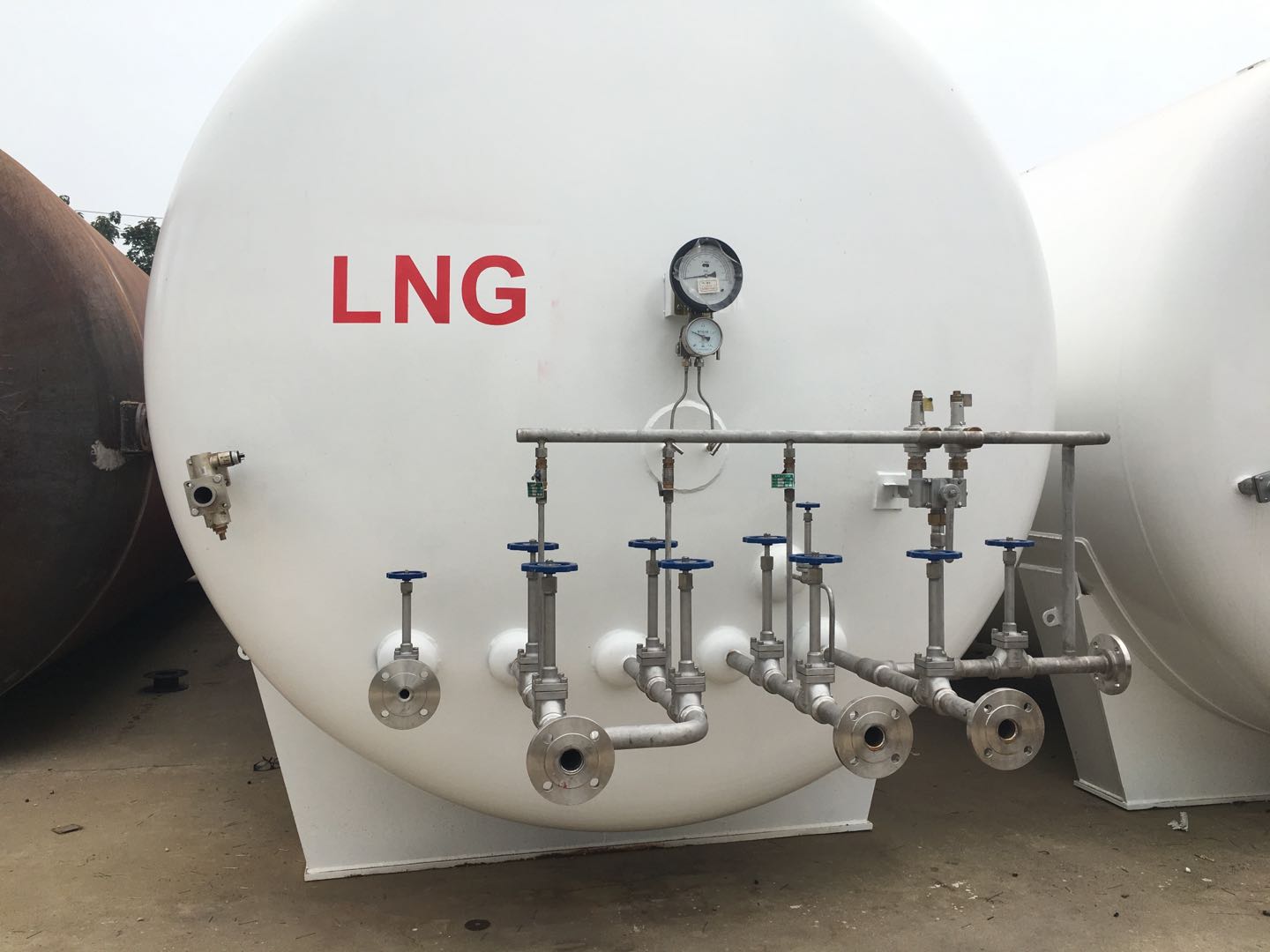 cryogenic LNG storage tank
