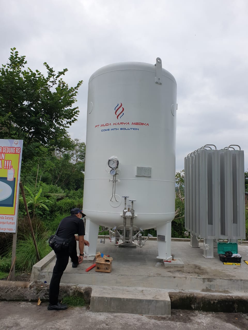 Liquid oxygen storage tank