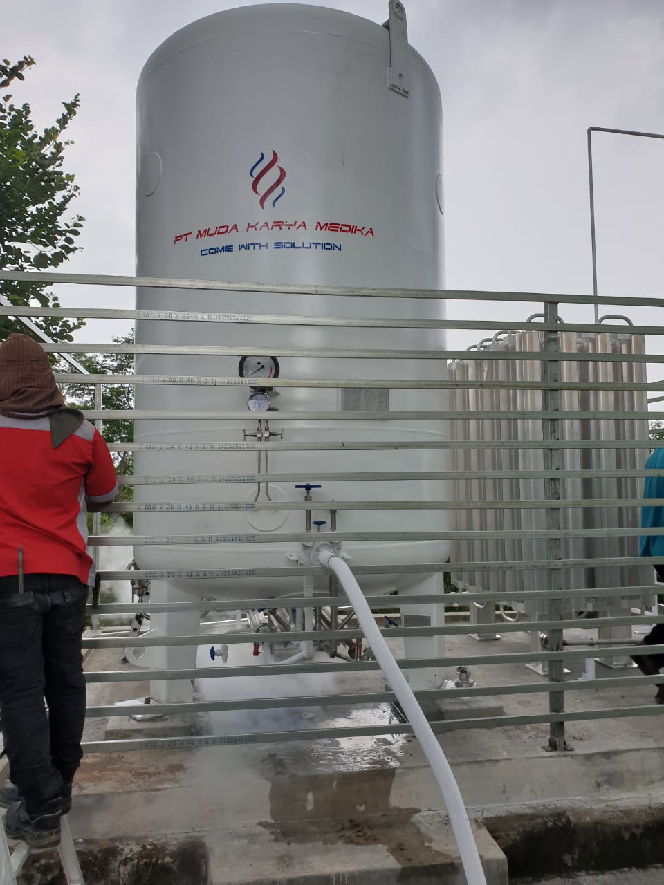 vertical liquefied oxygen tank for hospital use