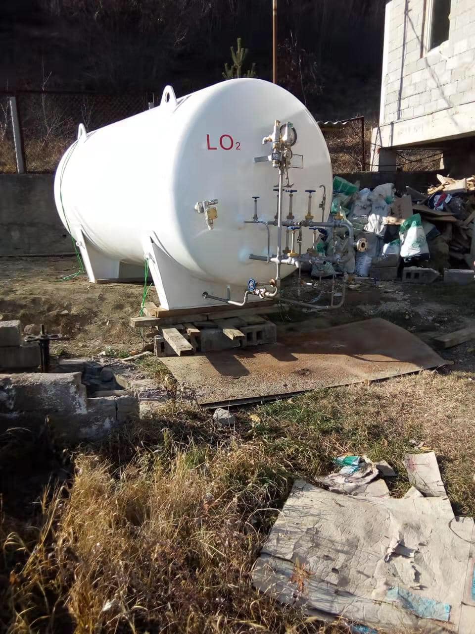 Horizontal type liquefied oxygen tank