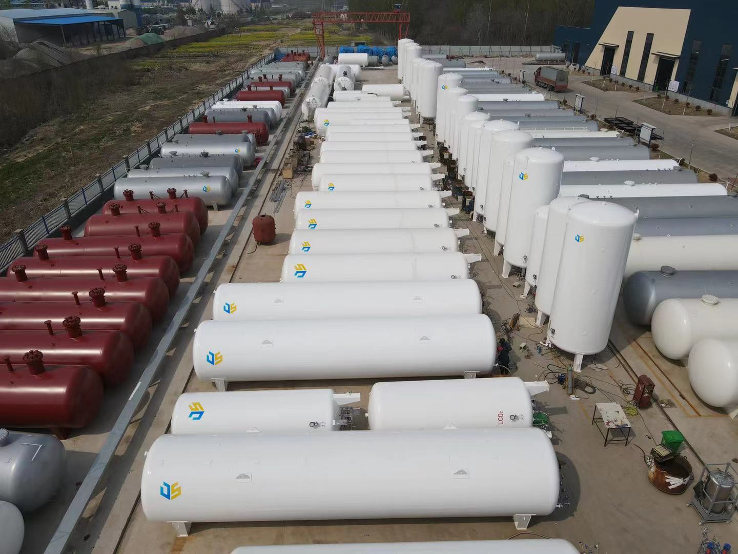 Industrial cryogenic gas storage tank LOx LAr LCO2 LN2 LNG