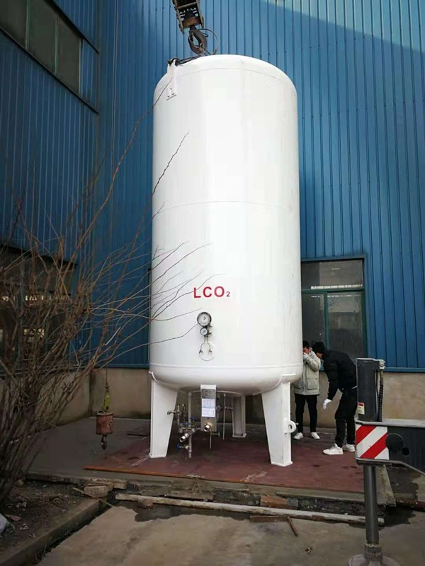 Liquefied carbon dioxide storage tank