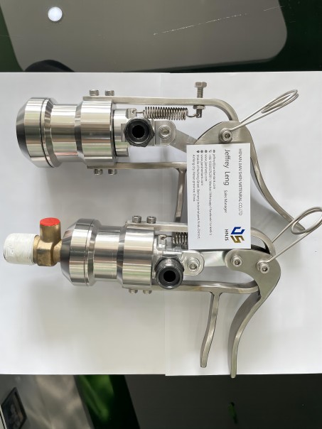Self-closing valve gas cylinder filling nozzles