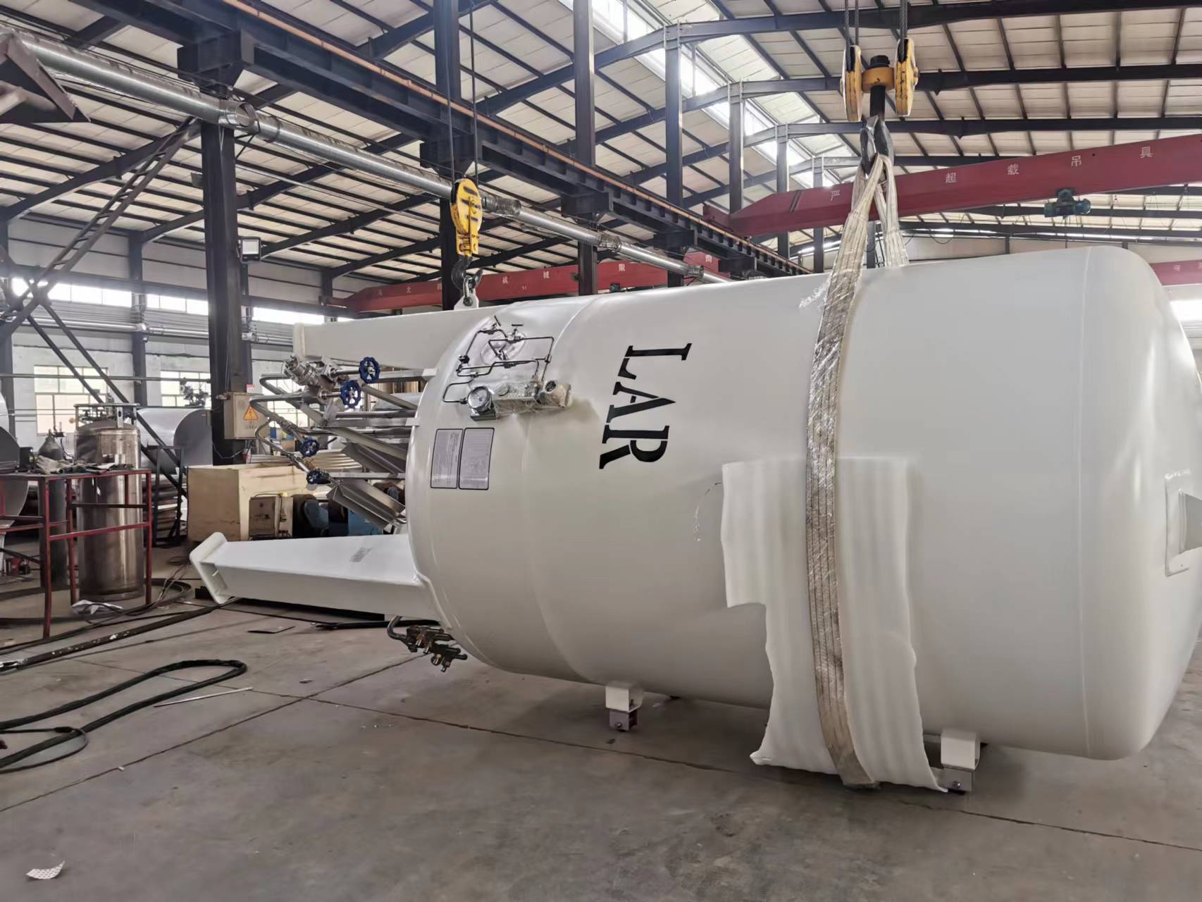 Cryogenic storage tanks