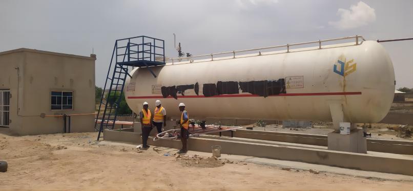 Operating platform for liquefied petroleum gas storage tank