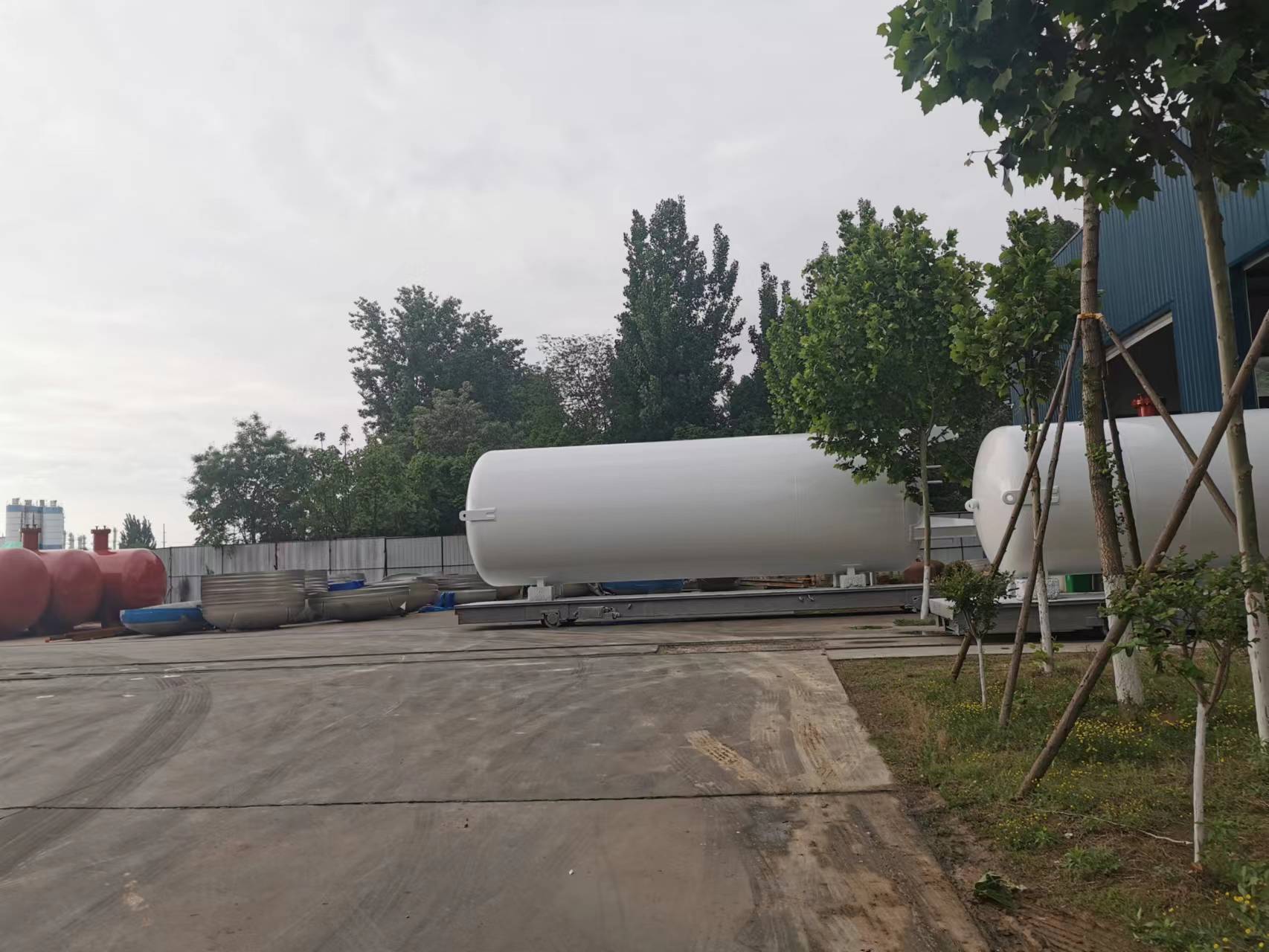 Low temperature industrial gas storage tanks