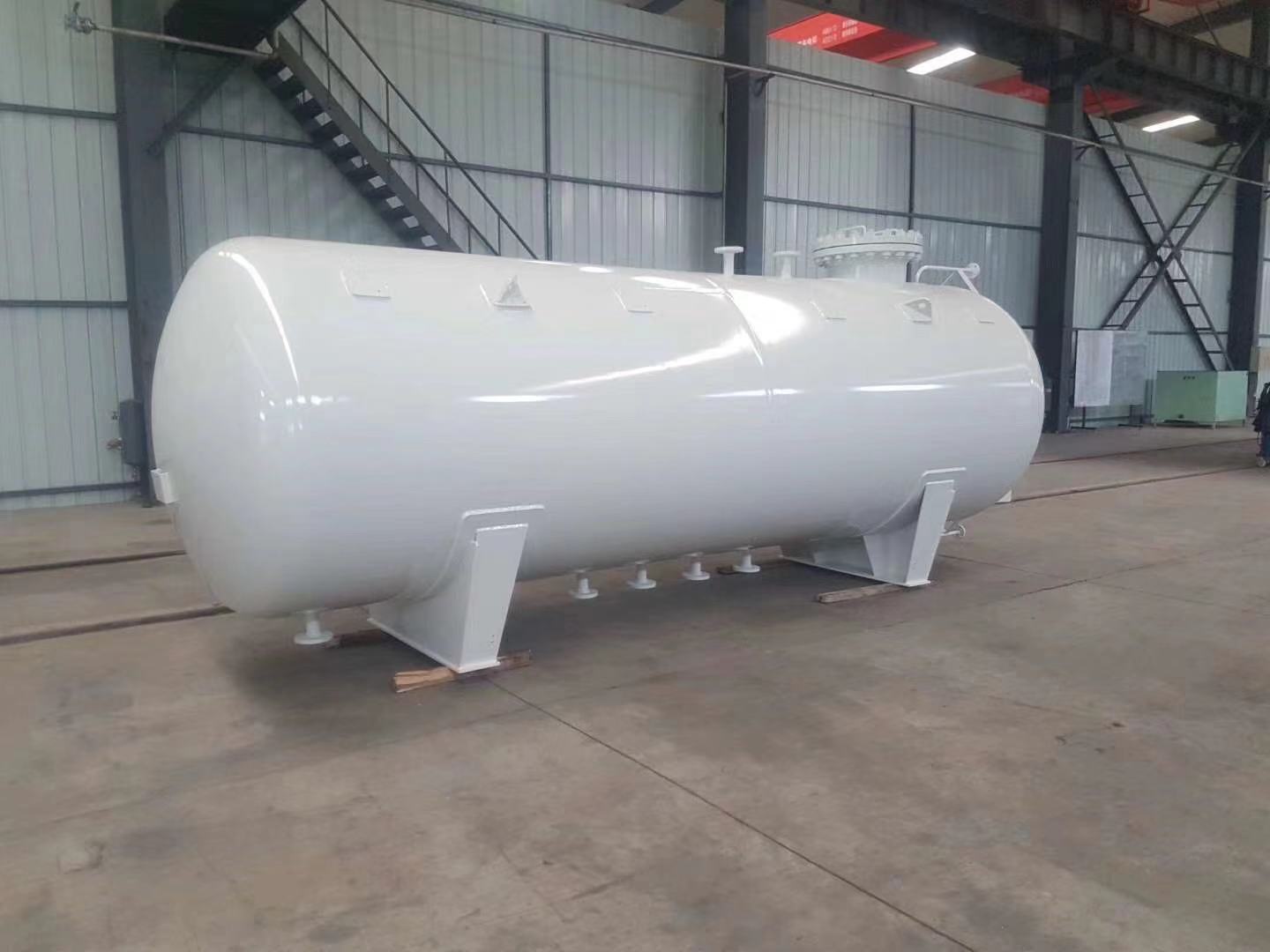 Liquefied gas storage tank installation