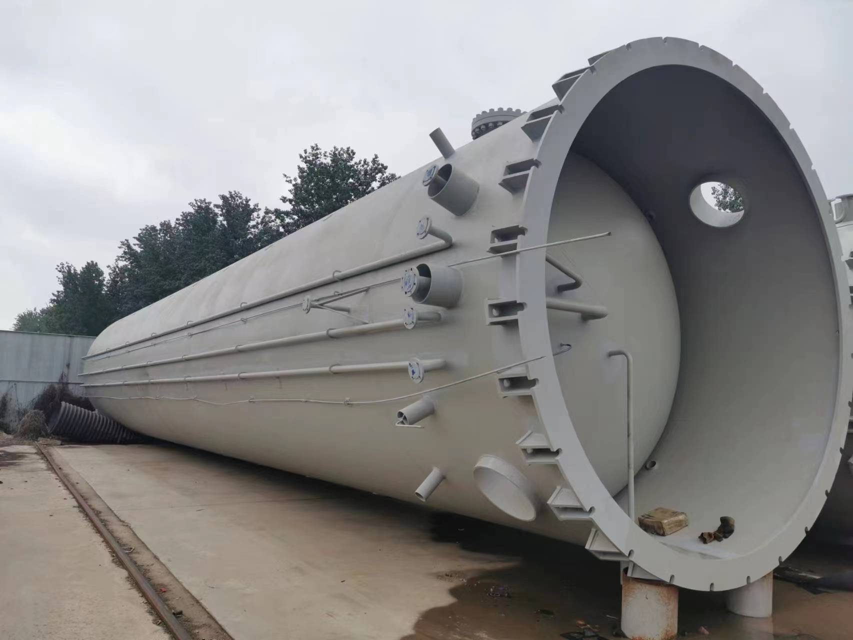 Cryogenic storage tank