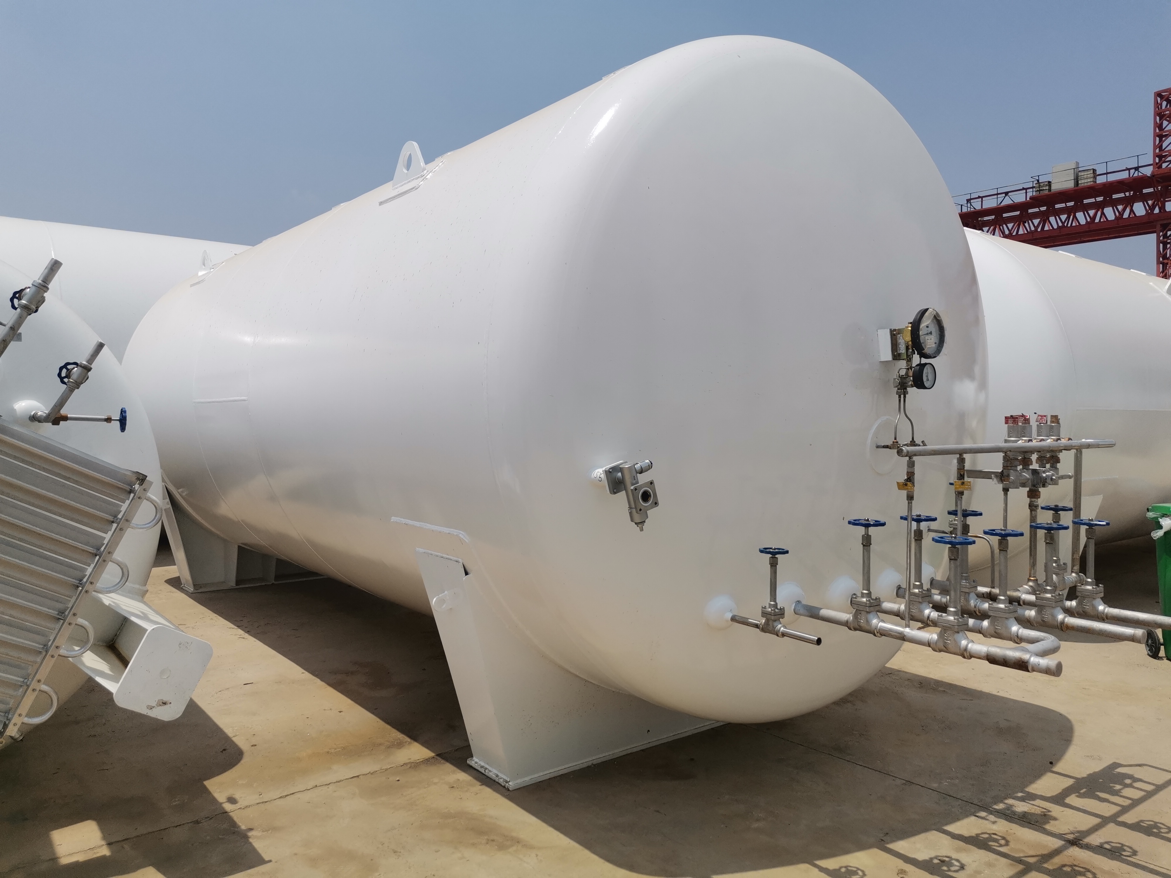 low-temperature liquid carbon dioxide storage tank