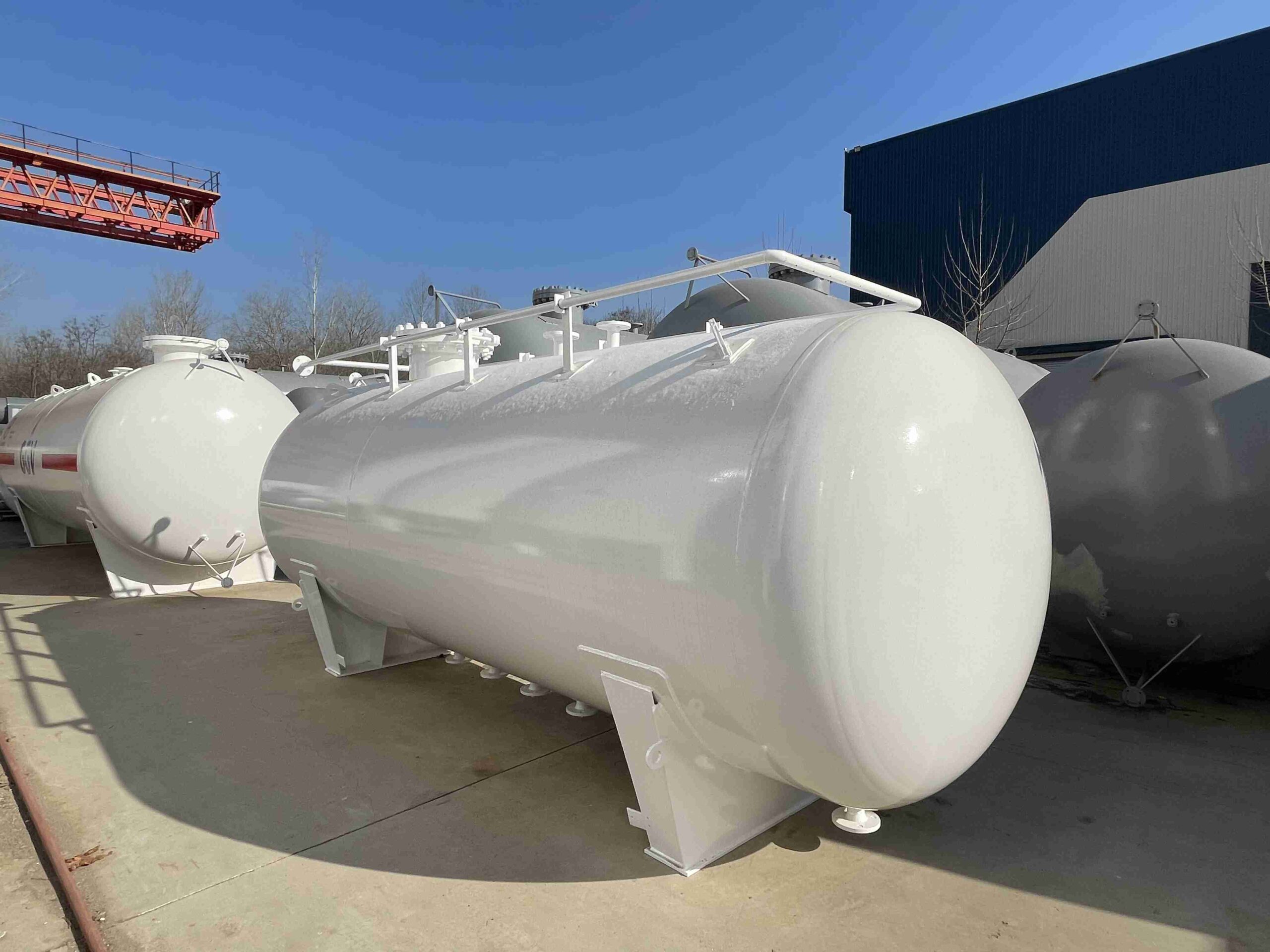 Liquefied gas storage tank production process