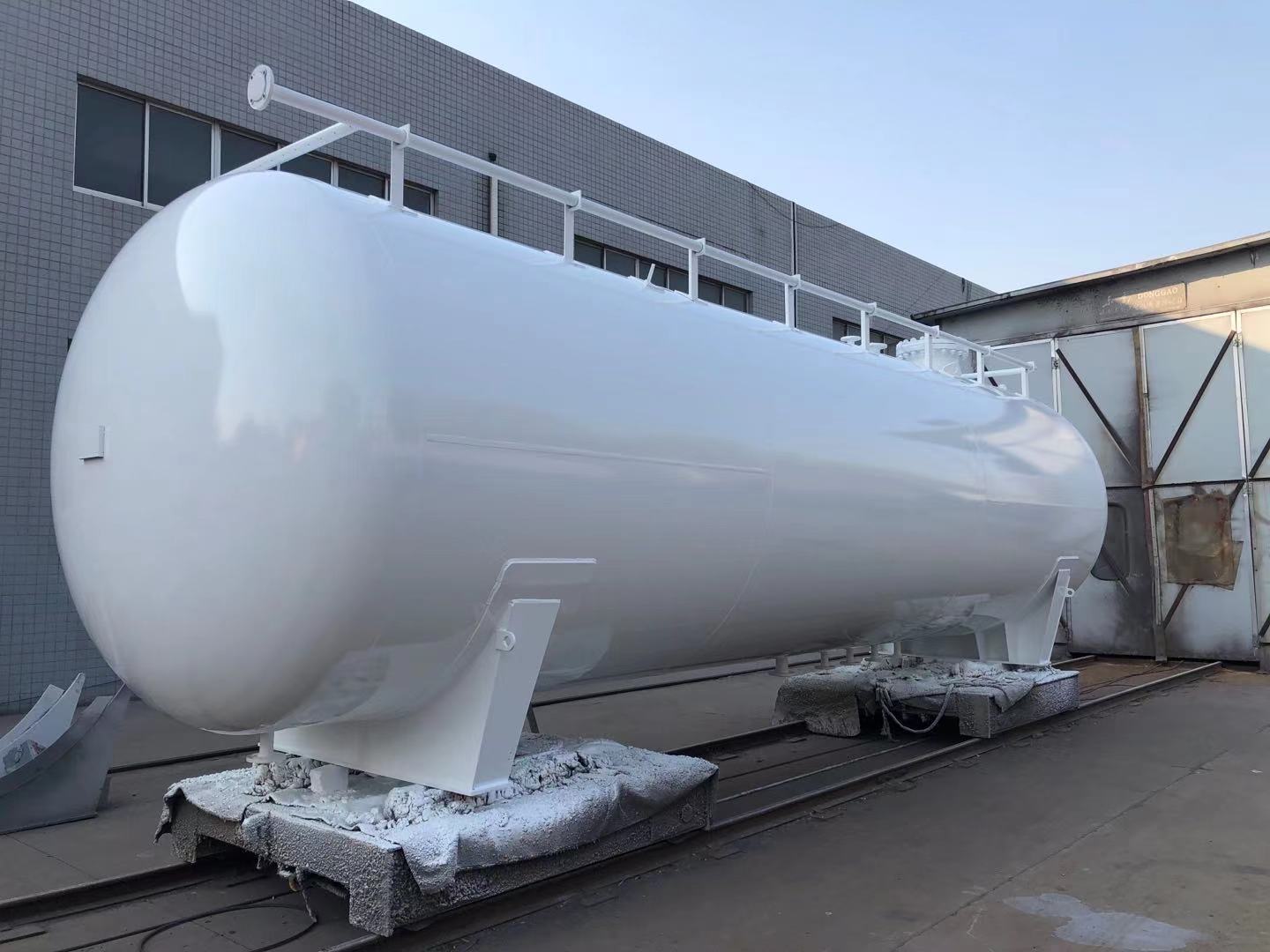 Safe production of liquefied gas storage tank