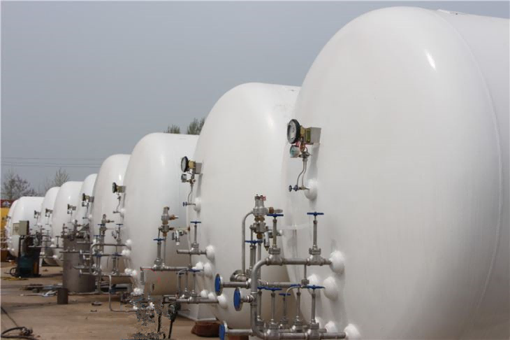 Cryogenic LNG storage tanks