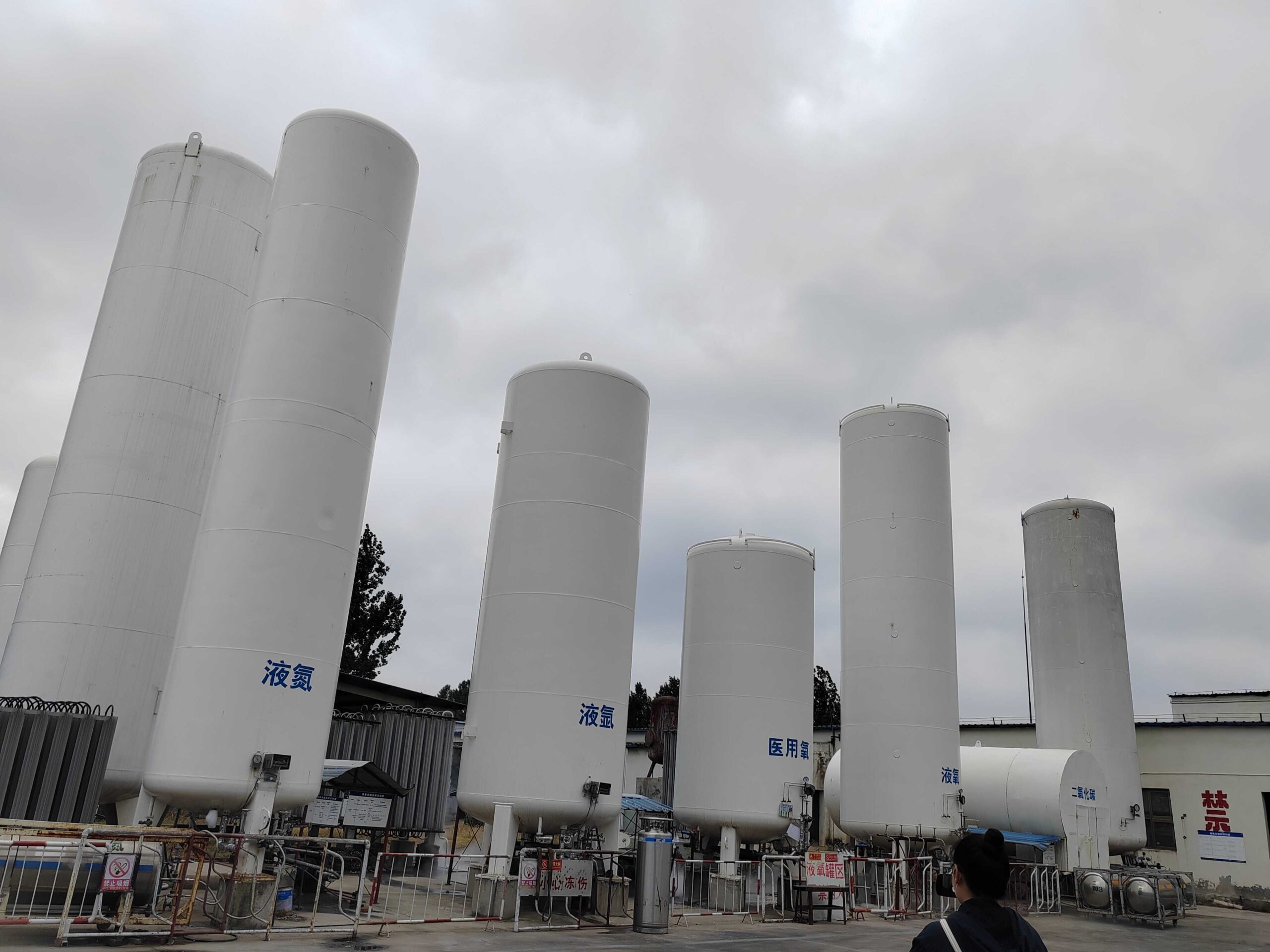 Medical liquid oxygen storage tank