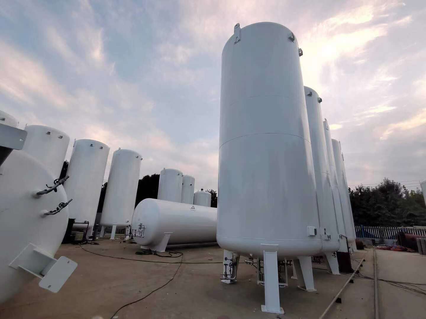 Precautions for cryogenic liquid nitrogen storage tanks