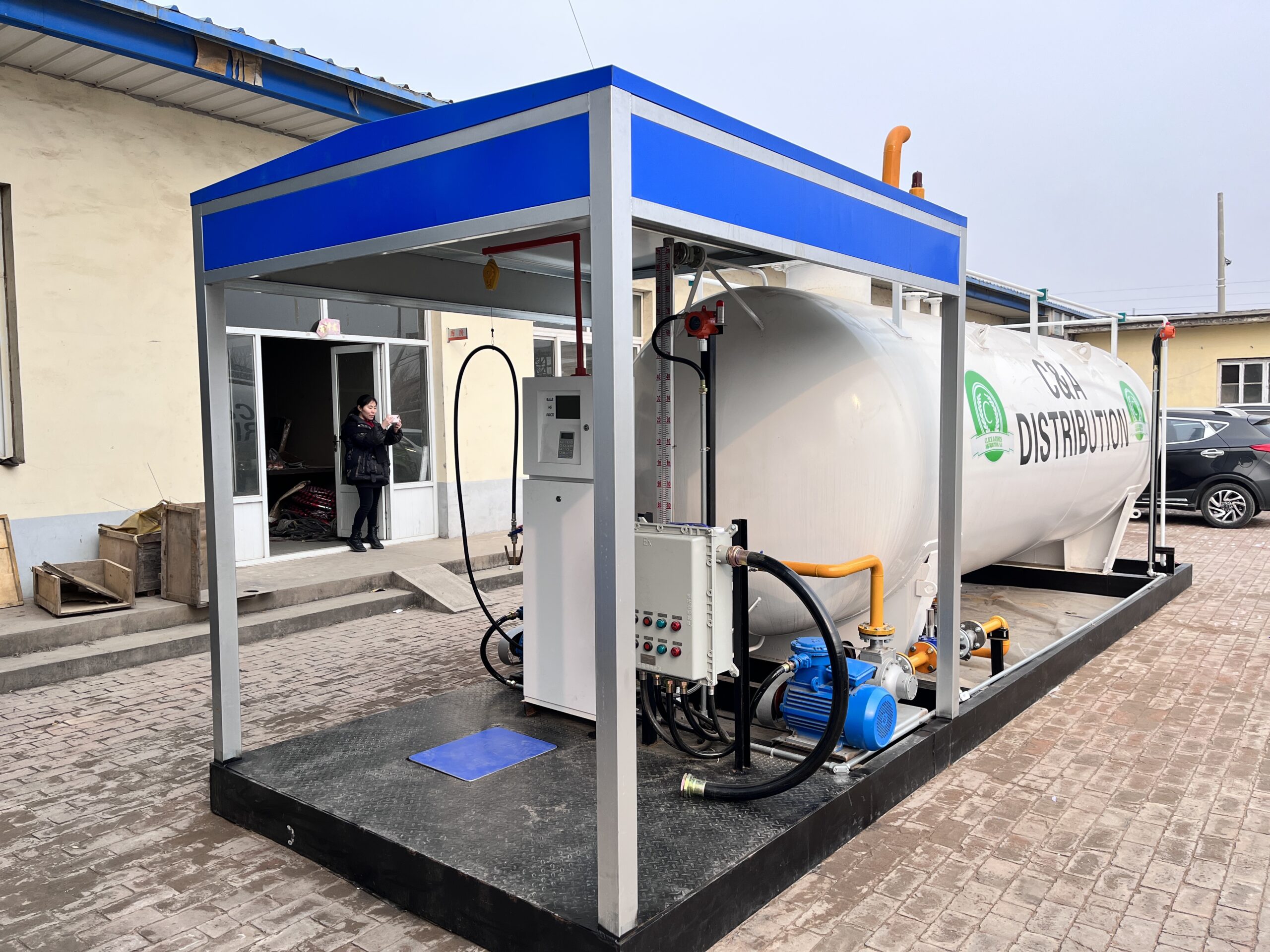 Safety distance of liquefied gas storage tank filling station