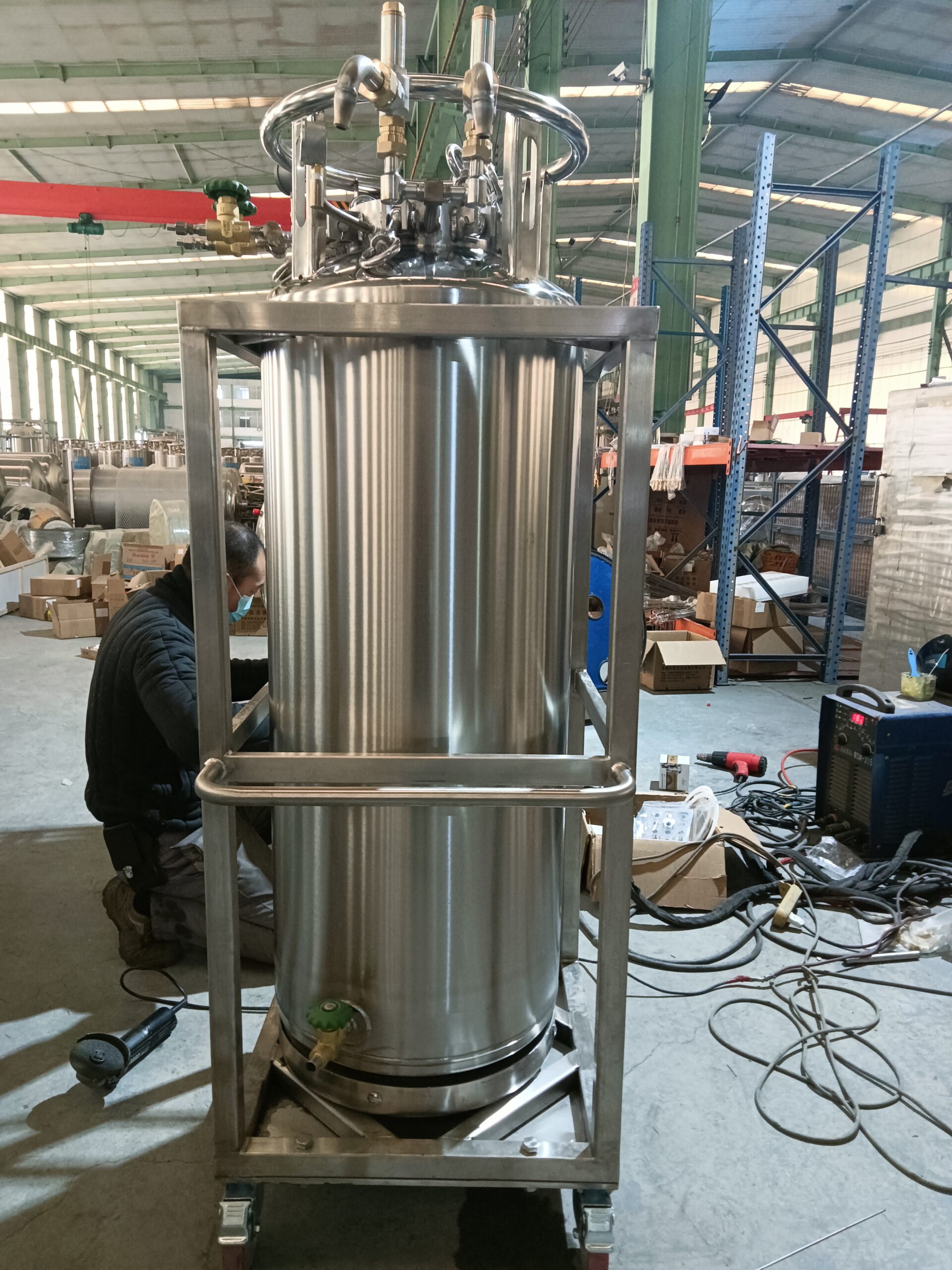 Dewar vessel for liquid oxygen