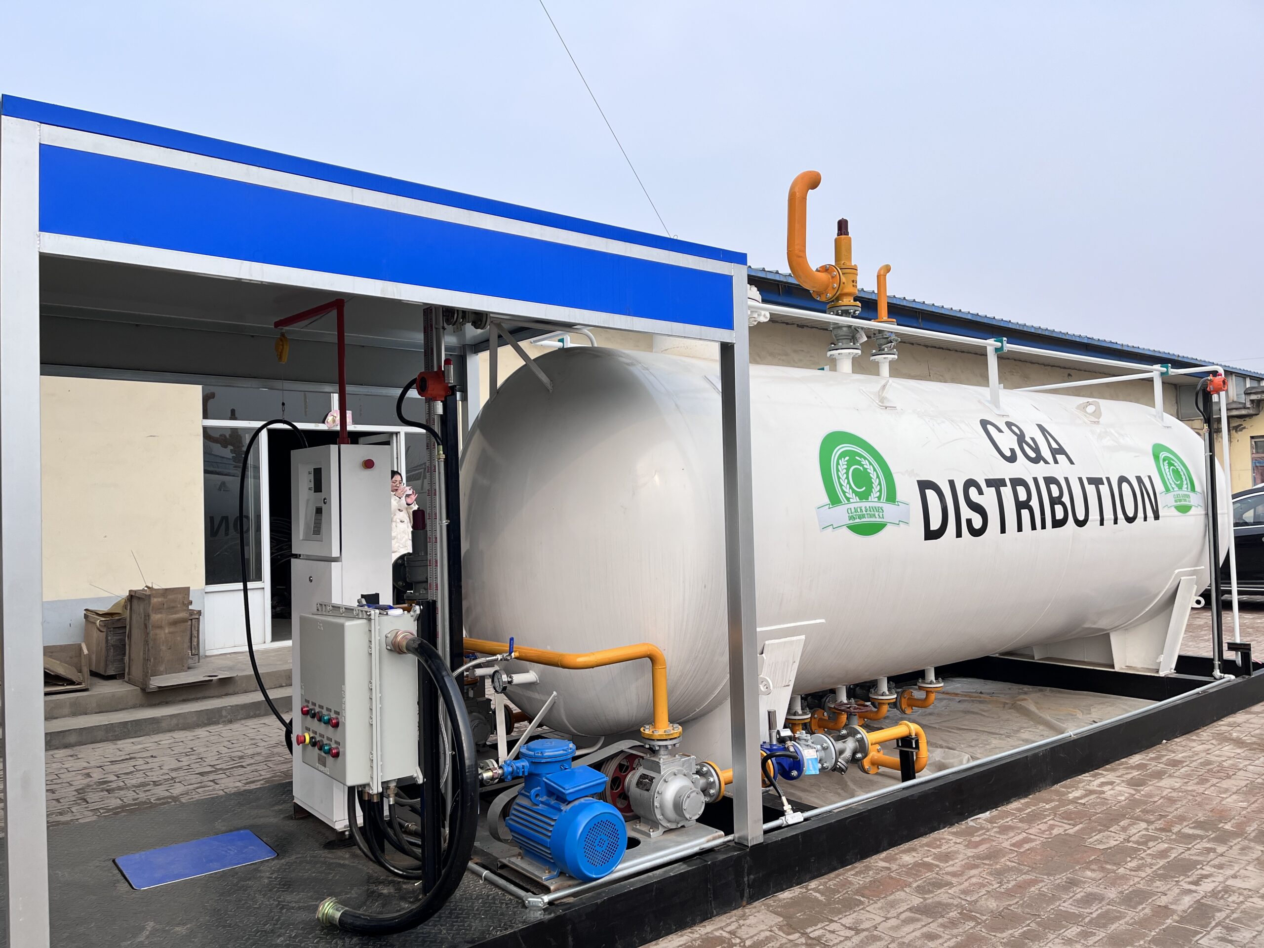 Liquefied gas tank filling station