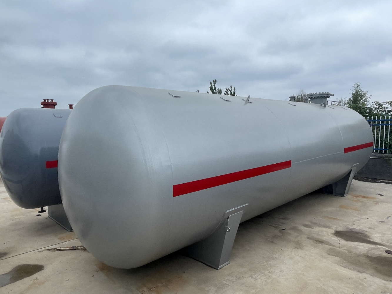 Transportation of liquefied petroleum gas storage tanks