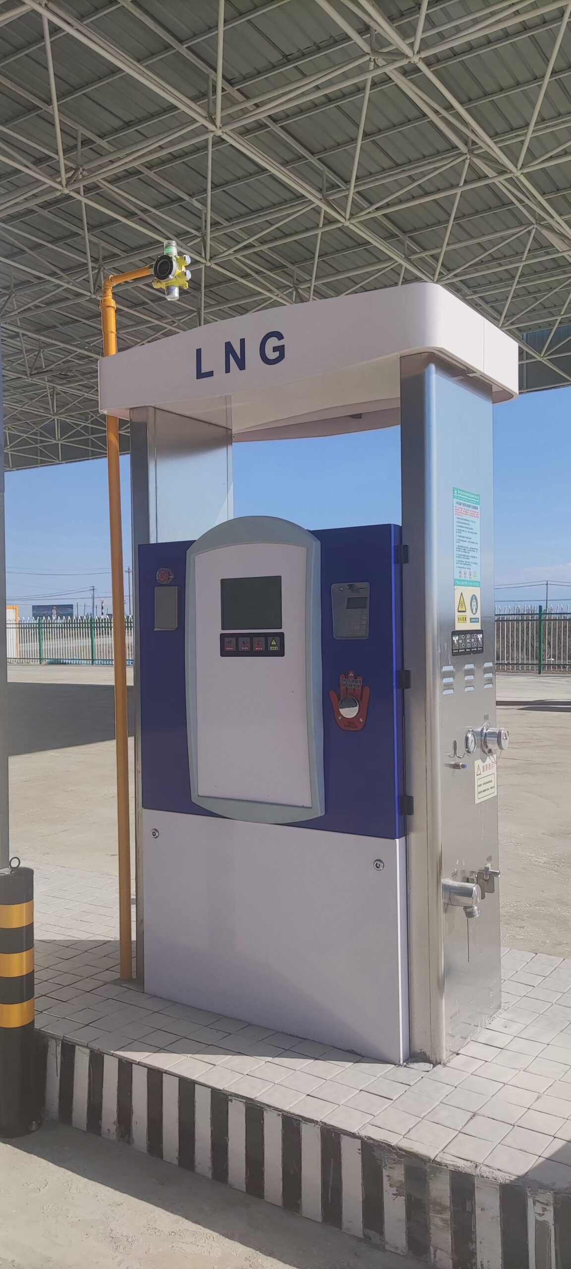 LNG Liquid Nature Gas dispenser with dual nozzles