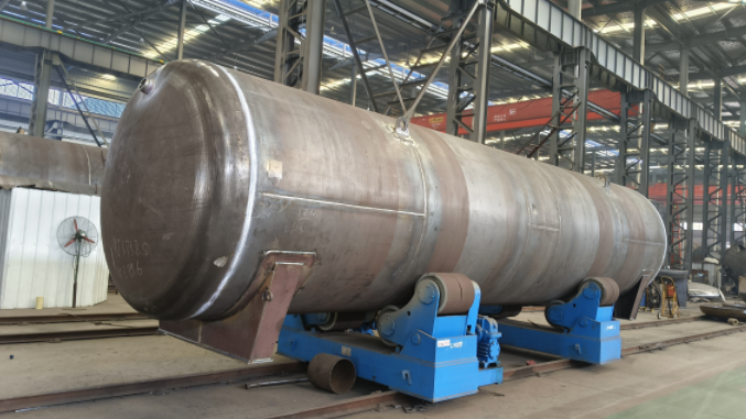 Liquefied gas storage tanks