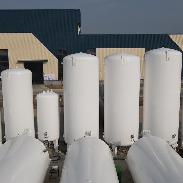 Efficient thermal insulation of liquid carbon dioxide storage tanks