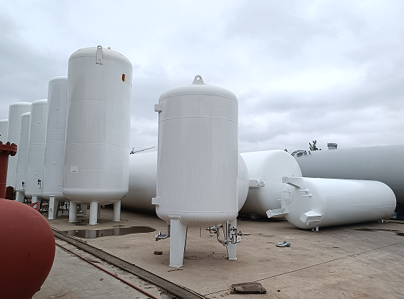 The cryogenic storage tank has a compact structure and is easy to manufacture and install.