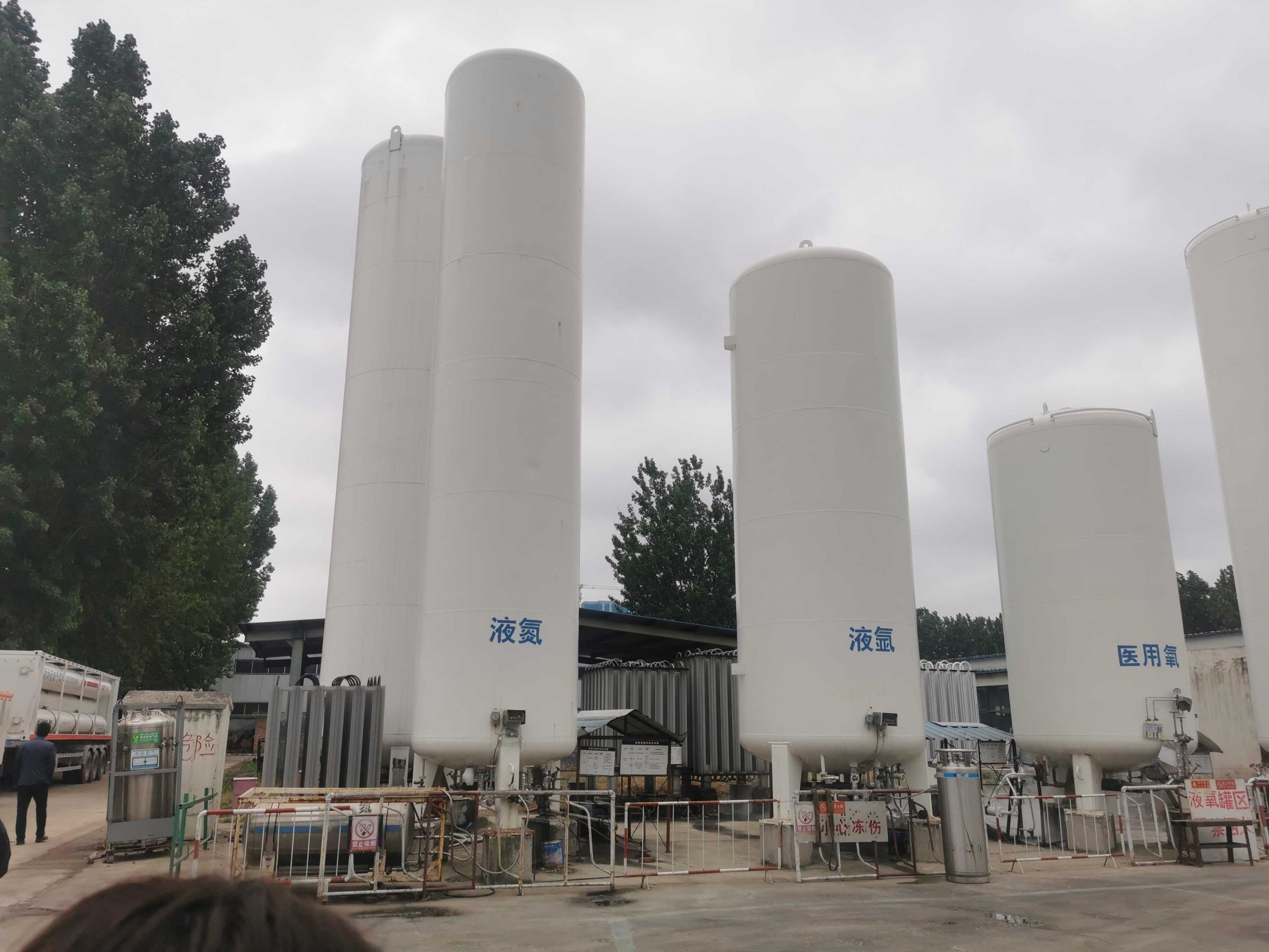 Liquid oxygen storage tanks must ensure that there is a certain amount of liquid in the tank