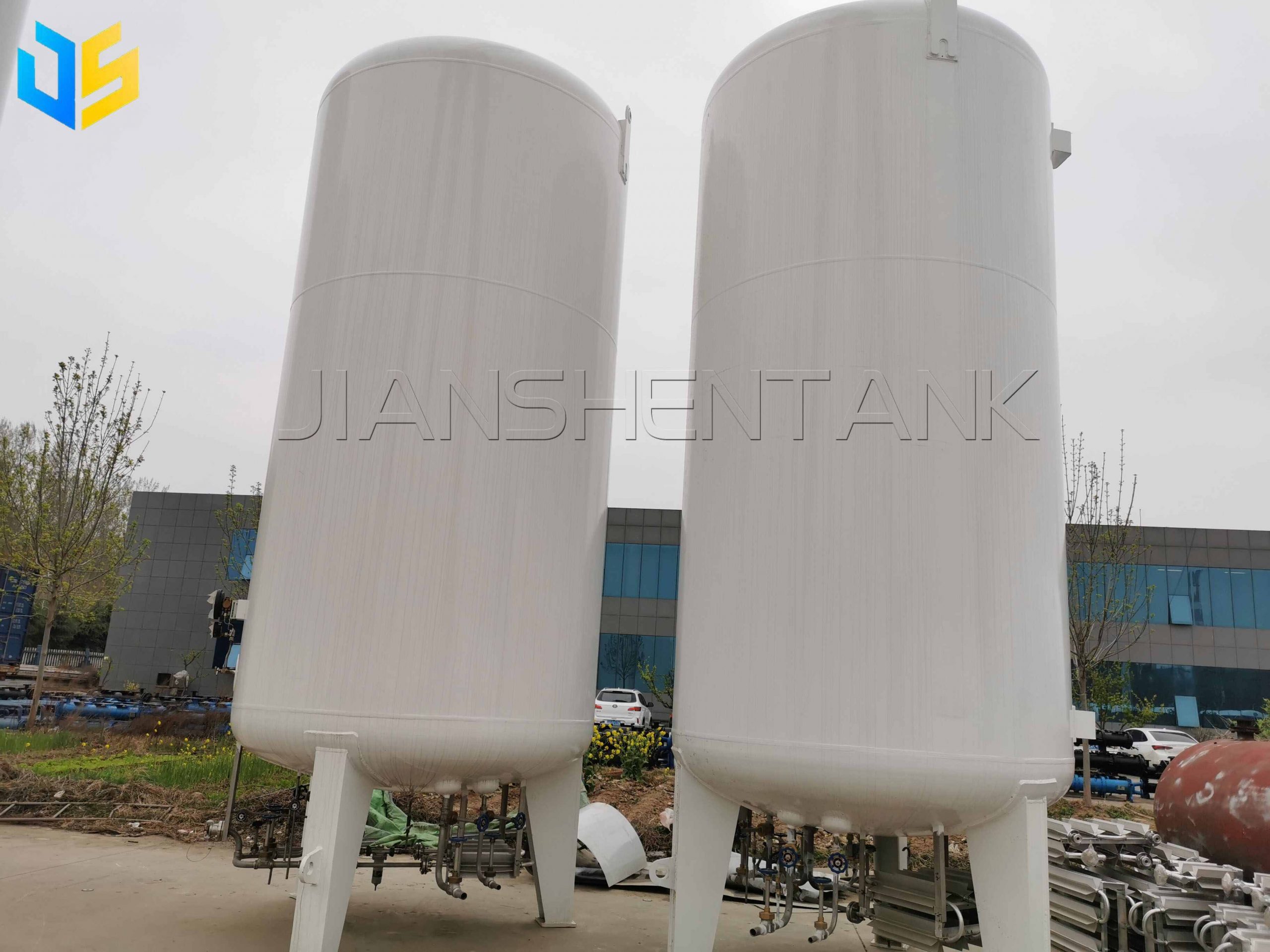 External wall materials of liquid oxygen cryogenic storage tanks