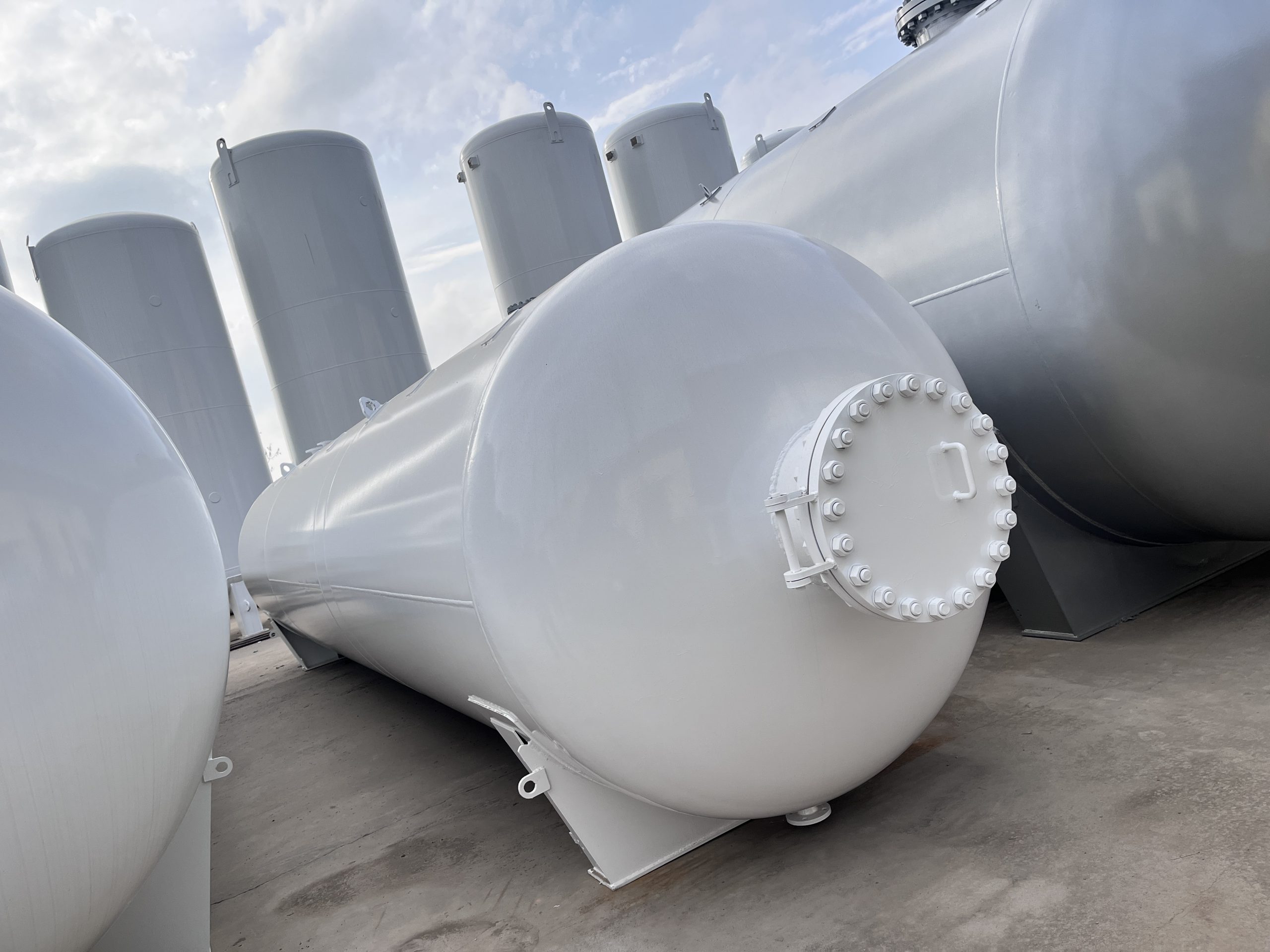 The main structural features of cryogenic storage tanks: