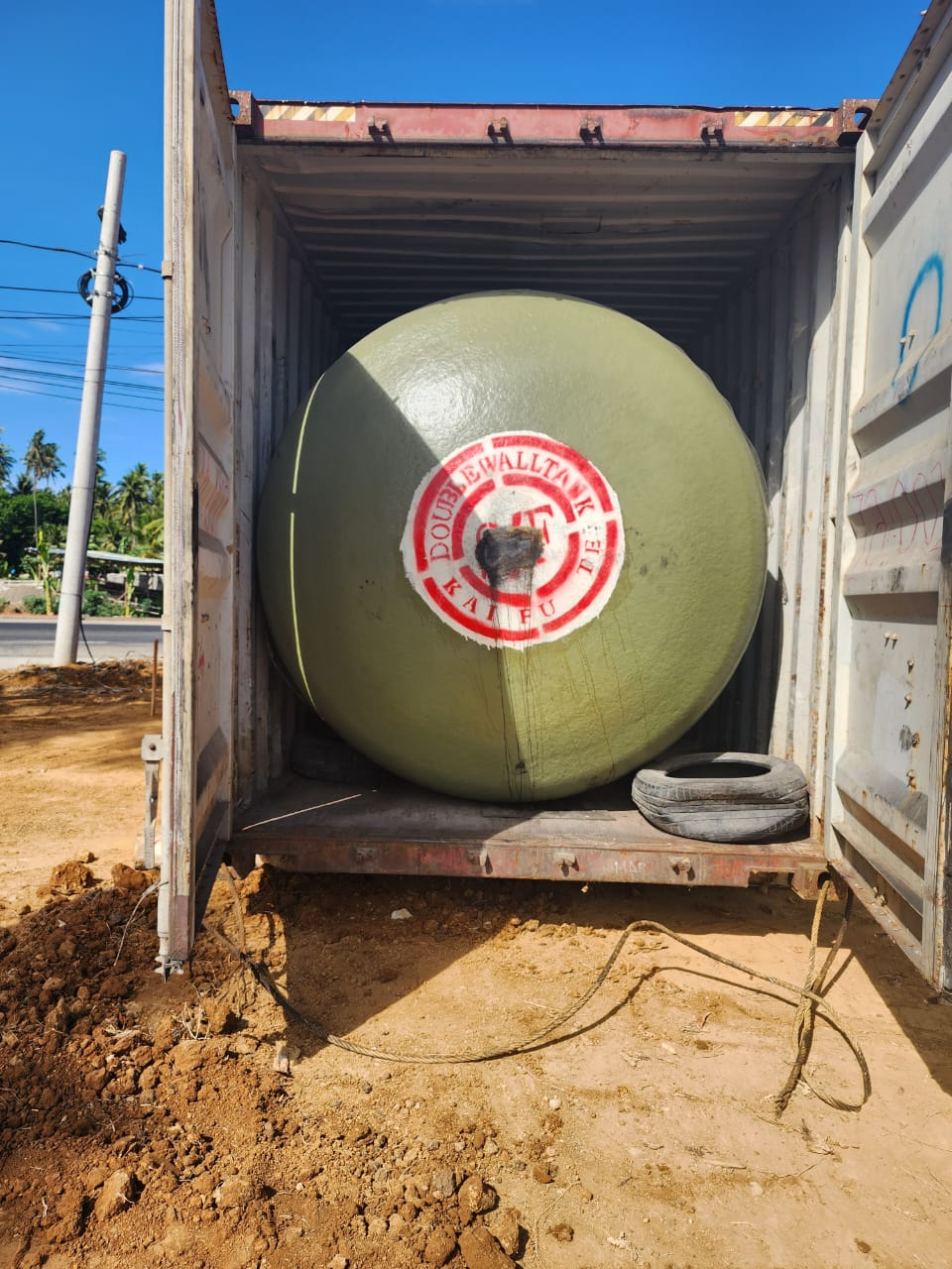 Դիզելային պահեստավորման բաք `լցնելով պոմպի հոսքի հաշվիչով