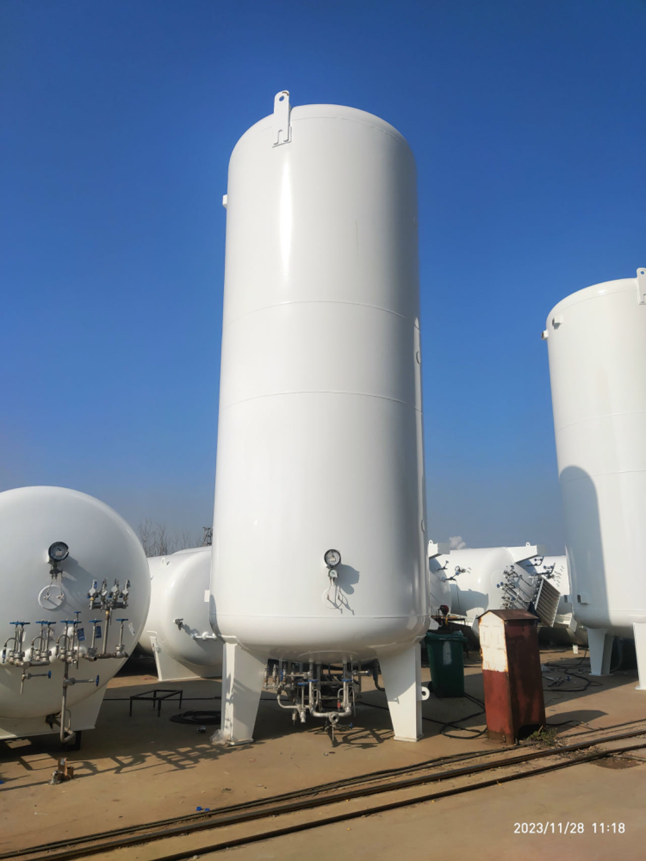 Features of liquid argon storage tanks