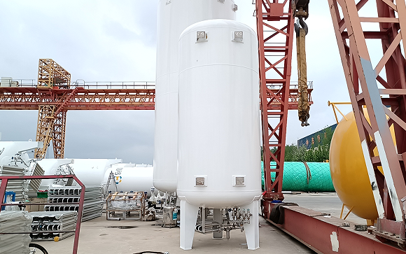 The ideal and common layout of cryogenic storage tanks