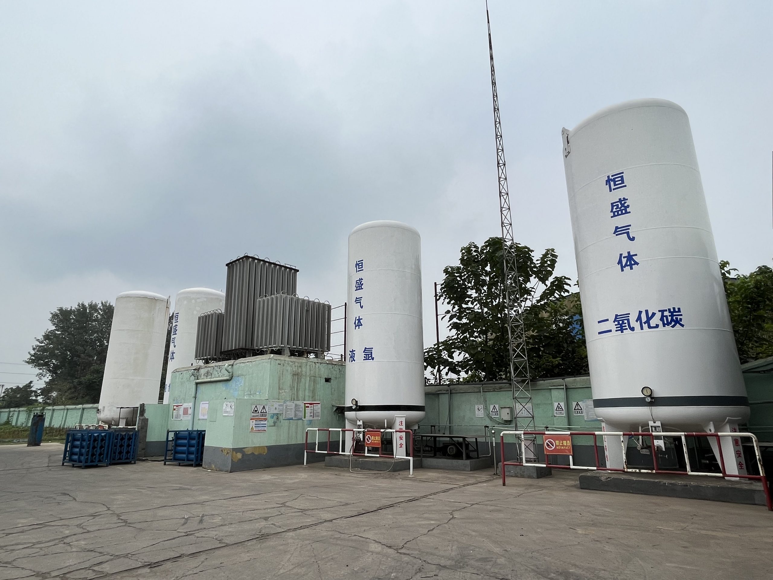 Design and safety of liquid oxygen storage tanks